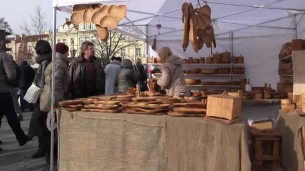 Produtos de cozinha de madeira vendidos na feira anual da primavera . — Vídeo de Stock