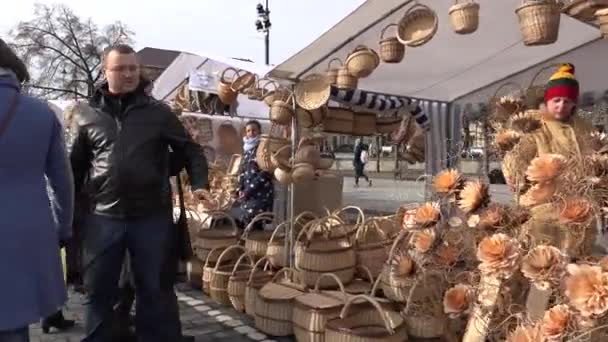 Olika handgjorda souvenirer säljs i utomhus marketplace och människor i mässan — Stockvideo