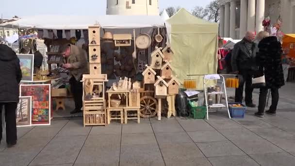 Menschen verkaufen Holzwaren auf dem Markt. Schwebestativ — Stockvideo
