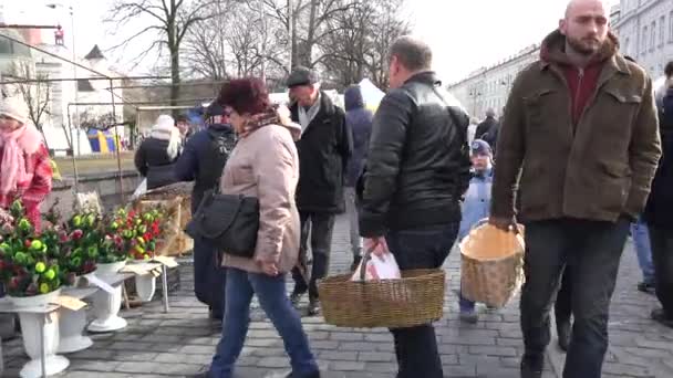 Veel mensen en handelaren in casimir beurs in buiten straat — Stockvideo