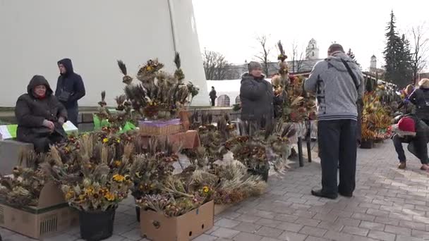 Marchands vendent des souvenirs de palmiers naturels faits à la main et clients gens. stéadicam — Video