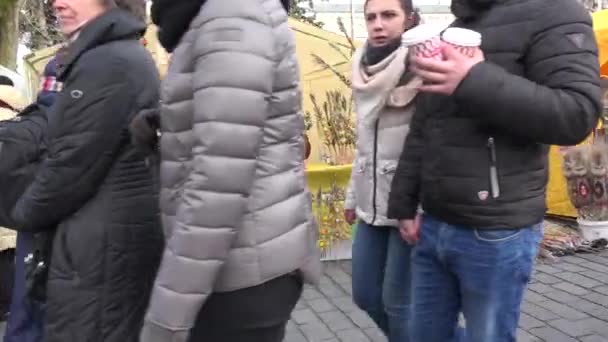 Middle age woman walking through casimir fair market and choose crafts — Stock Video