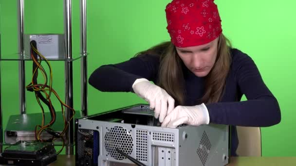 Chica calificada con pañuelo para la cabeza reparación de PC de escritorio. Servicio de reparación de computadoras — Vídeos de Stock