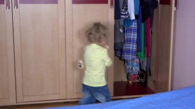Çok güzel çocuk en iyi arkadaşı ayıcık dolaba gizlemek ve kapıyı kapatın