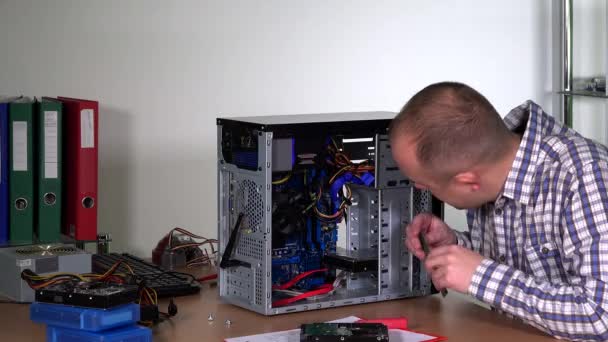 Профессиональный ремонтник, модернизирующий компьютерное оборудование — стоковое видео