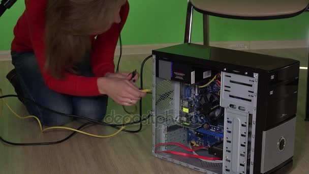 オフィスの女の子がテーブルの下でコンピューターにケーブルを接続します。女性 pc の修復 — ストック動画