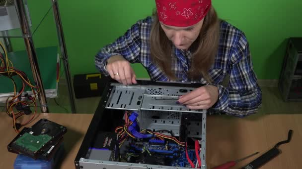 Kvalifikované počítačů služby pracovník muž instalace paměti ram do pracovní plochy pc — Stock video
