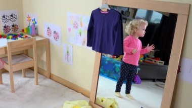 Sevimli kız ölçü giyim evde aynanın önünde