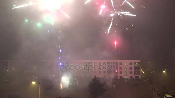Warga merayakan tahun baru di halaman rumah datar dan banyak kembang api bertiup — Stok Video