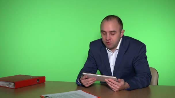 Consulente finanziario maschio esperto consulenza cliente utilizzando tablet computer — Video Stock