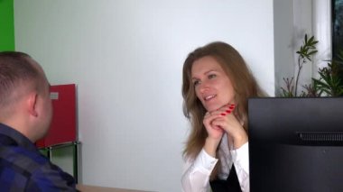 Güzel iş kadın ofis onun meslektaşı ile söz