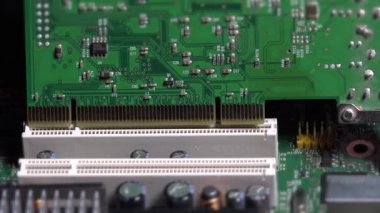 El üstünde okul sırası bilgisayar anakart yuvasına PCI kart Ekle
