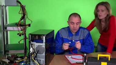 Bilgisayar uzmanı adam stetoskop muayene pc ve müşteri kızla
