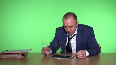 Finansal piyasa tablet kullanarak para kayıp iş adam. Olumsuz duygular