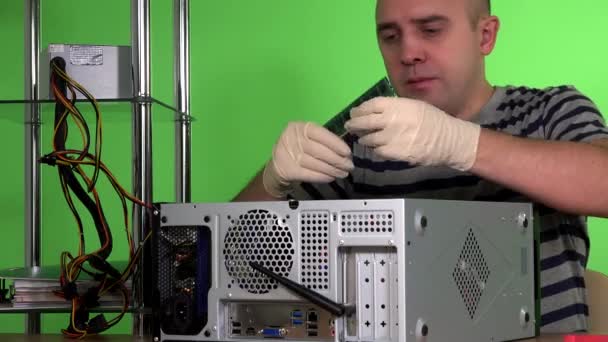 Специалист по лысым компьютерам устанавливает оперативную память в корпус настольного компьютера — стоковое видео