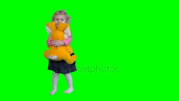 Aranyos kis lány táncol őt nagy legjobb barátja nyuszi, zöld elszigetelt — Stock videók
