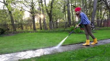 Bahçe yolu üzerinde çalışan güzel kadın.