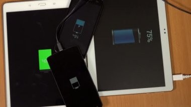 Durum göstergesi akıllı ekran şarj cihazları. Kablolu tablet ve telefon şarj