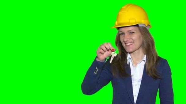 Usmívající se žena realitní kanceláře s přilbou dává klíč do rukou člověka zákazníka — Stock video