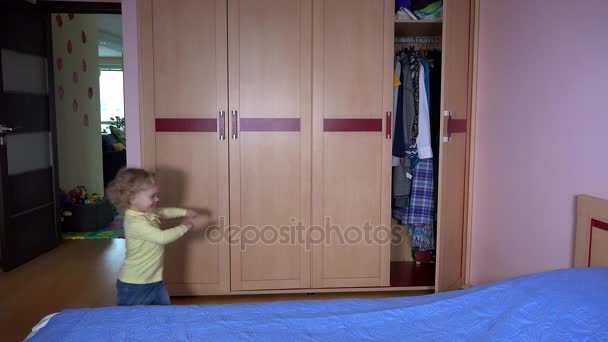 Menina feliz correr e se esconder no guarda-roupa do quarto. A mãe encontra-a. Família meninas diversão — Vídeo de Stock