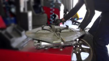 Hizmet işçi çıkarmak özel makine kullanarak jant lastik.