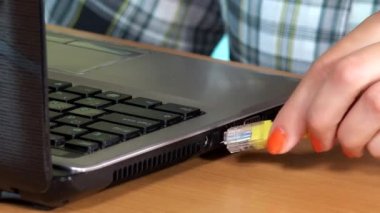 el bağlanmak Internet lan kablosu dizüstü bilgisayar için. Portre