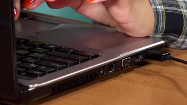 Отключение черного USB-кабеля от ноутбука. Крупный план — стоковое видео