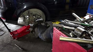 Yalan ve araba tamir Garage altında çalışan kirli adam