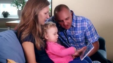 Aile üyeleri ile tablet kanepe üzerinde iyi eğlenceler.