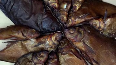 Balık yiyecek füme roach, Kadife balığı ve çipura. Pikap.