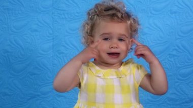 Küçük bebek kız gösterilen burun, gözler, kulaklar, ağız, dil ile parmak