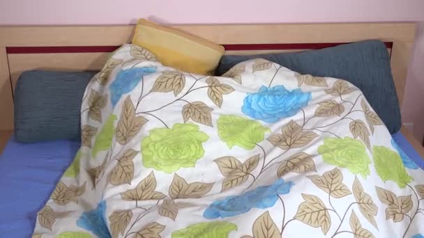 Mann mit Kind spielt unter Folie im Bett — Stockvideo