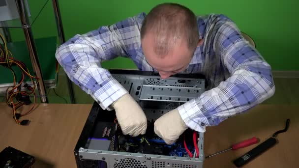 Опытный работник компьютерной службы, устанавливающий оперативную память на настольный компьютер — стоковое видео