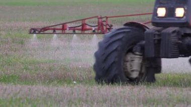 Çiftlik traktörü sprey alan. 4k