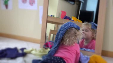 ayna ve renkli elbise düşme yakın yalan kıvırcık sarı saçlı kız