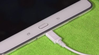 tablet ve akıllı telefonlar için kablolar takmadan ver. portre