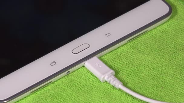 Hand inpluggen van de kabels aan op tablet en smartphones. Closeup — Stockvideo