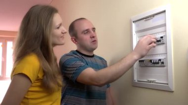 Çift devre kesici elektrik kendi evinde atın. 4k