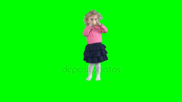 Hermosa niña beben té de una pequeña taza de plástico aislado sobre fondo verde — Vídeo de stock