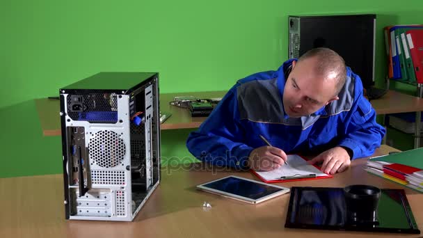 Technisch ingenieur man maken markeringen op Klembord op computer reparatieservice — Stockvideo