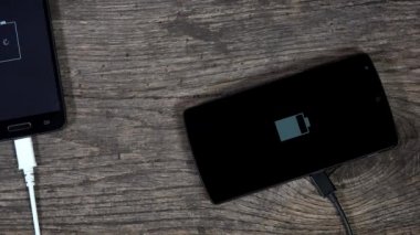 akıllı telefonlar telsiz şarj cihazı ve usb kablosu ile şarj