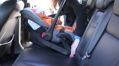 Anne Çocuk araba koltuğunda emniyet kemeri kolaydı. 4k