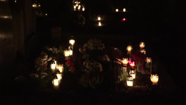 Friedhof dekoriert mit Kerzen für alle Heiligen Tag und Nacht. verschwimmen. 4k — Stockvideo