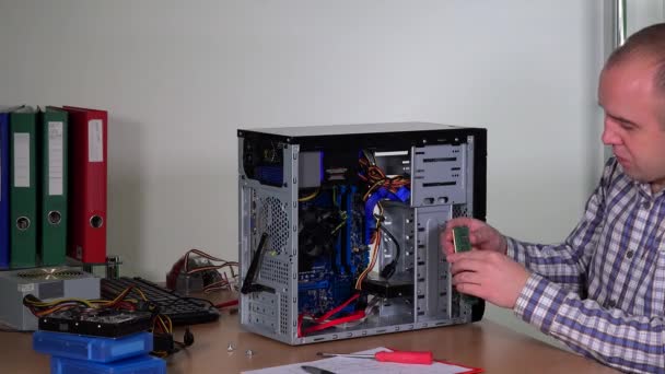 Technician guy upgrading desktop pc ram — Stock Video