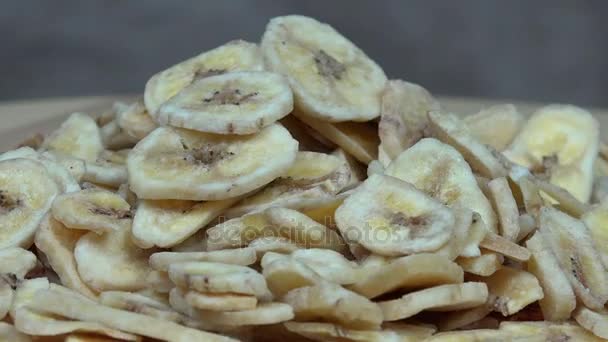 Tranches de bananes séchées. plateau tournant — Video