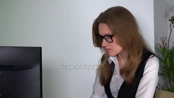 Κουρασμένος γυναίκα εργασία στο γραφείο με υπολογιστή. Γυναίκα αστυνομικός στο έργο προθεσμία — Αρχείο Βίντεο