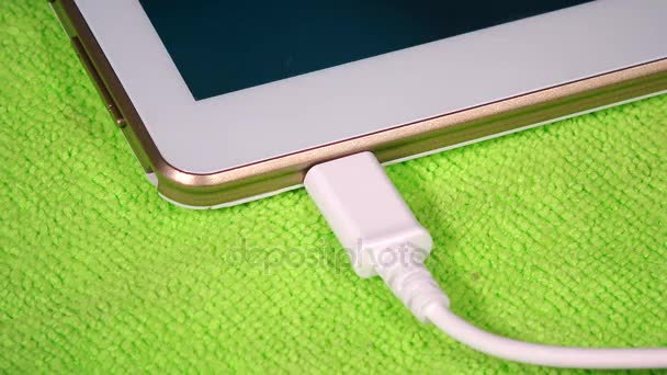 Hand unplug white micro usb cable from smart tablet computer — Stock Video