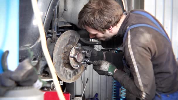 Человек ремонтирует старую ржавую систему тормозов. Безопасность клиентов . — стоковое видео
