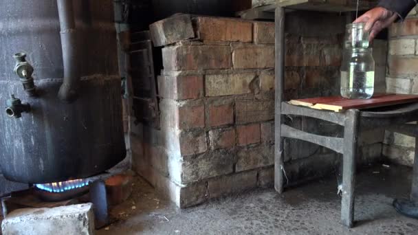 Yangın ve pot kırsal mutfak akışında taze alkol KDV kaynatın. 4k — Stok video