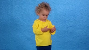 Kamera önünde poz şirin komik yürümeye başlayan çocuk kız.